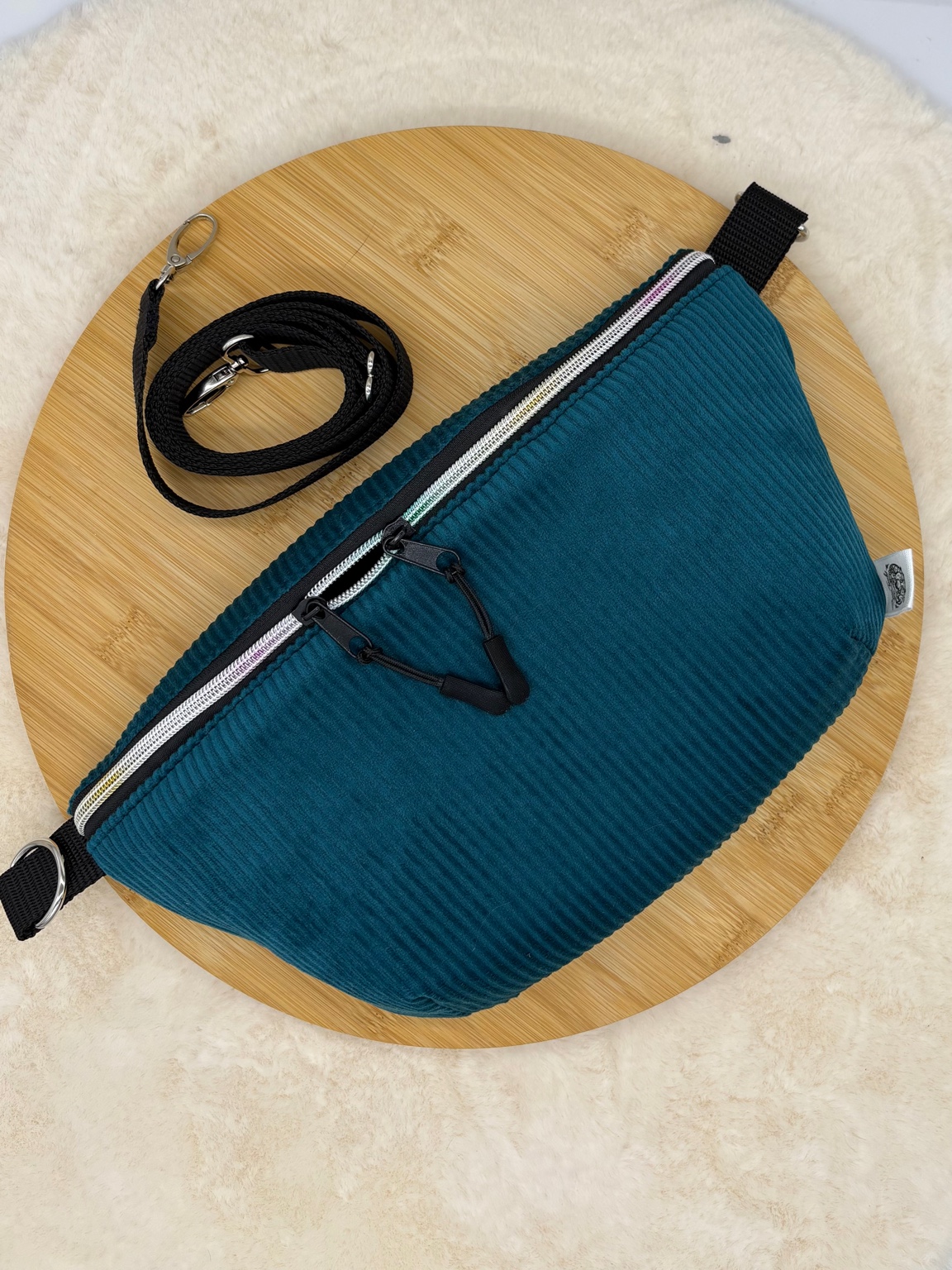 Bauchtasche aus petrolfarbenem Cord mit Regenbogen-Reißverschluss